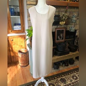 R&M RICHARDS SIZE 14 BEIGE SLEEVELESS DRESS TIES IN BACK BACK SPLIT HEM